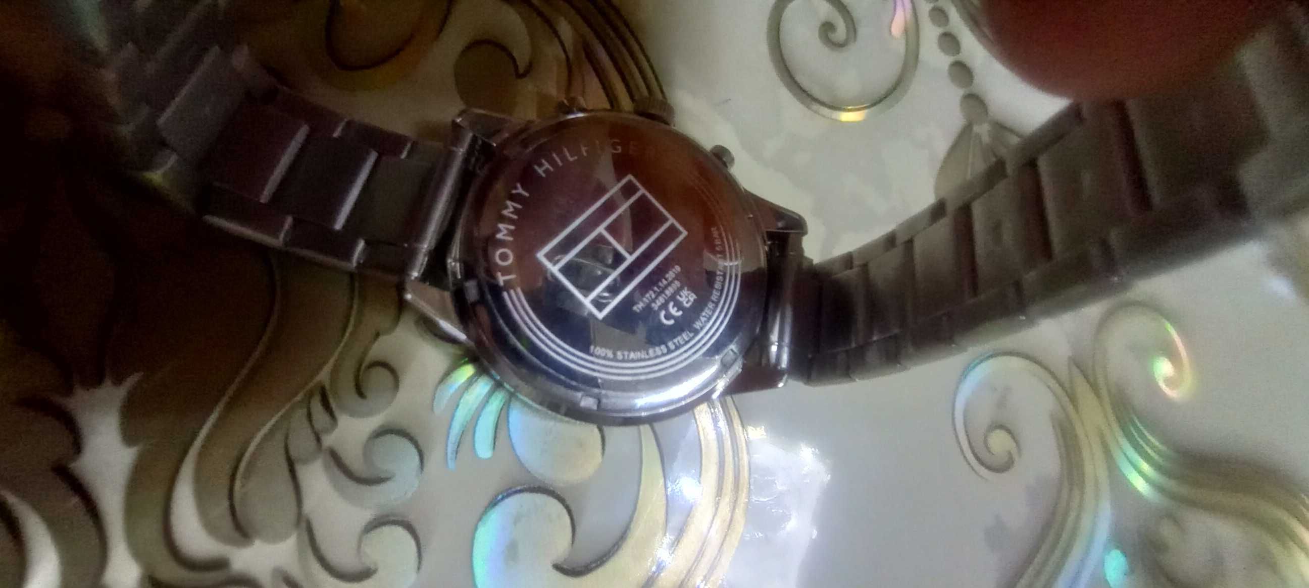 Продавам оригинален Часовник на TOMМY HILFIGER