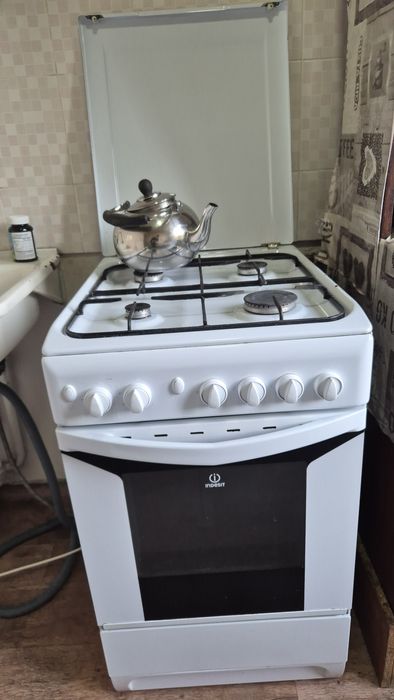 Продам хорошую газовую плиту