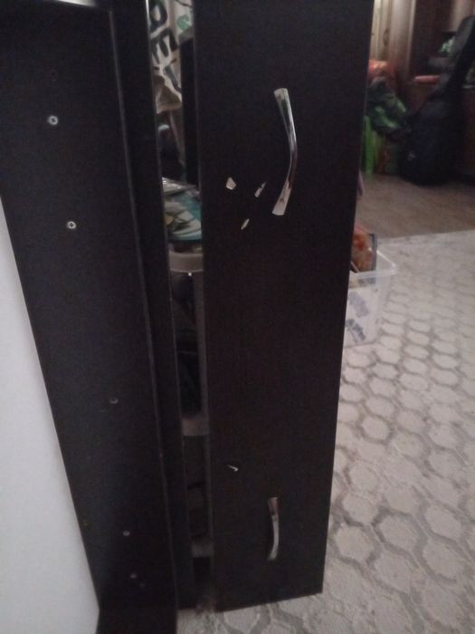 Отдам за шоколажку кровать односпальную с выдвижными ящиками внизу