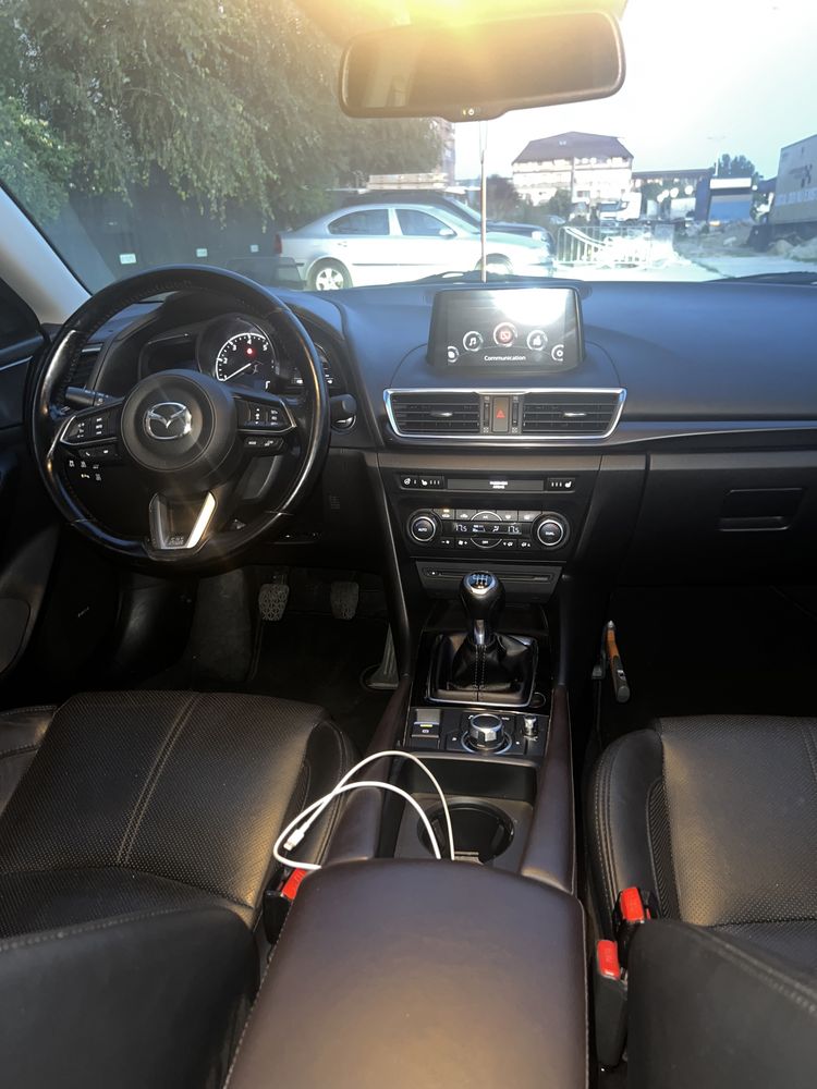 Mazda 3 berlina. Accept si variante la pret real