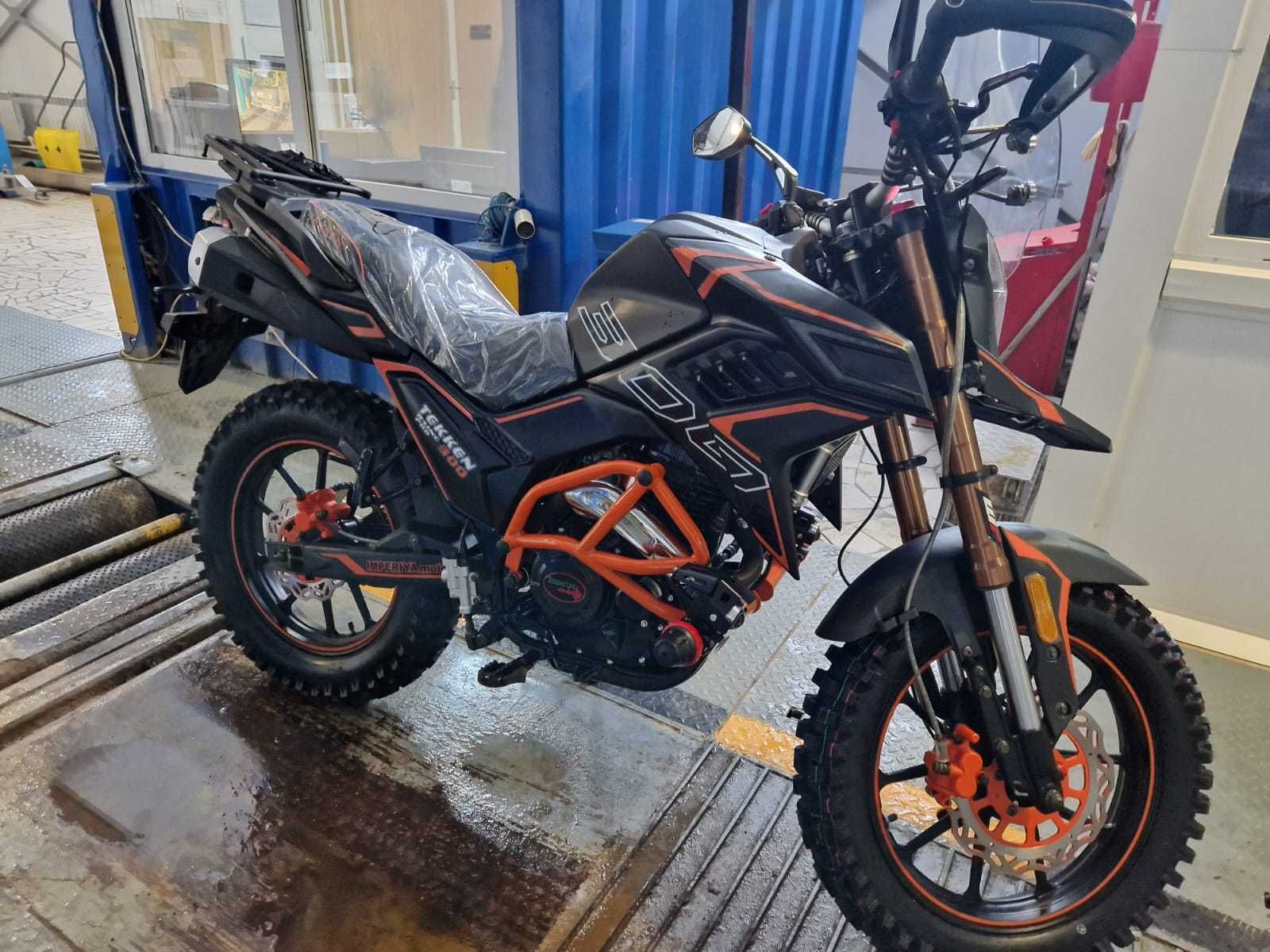 мотоцикл TEKKEN 300 в оригинальном черно-оранжевом цвете