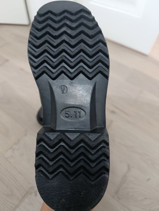 Подам новые берцы.