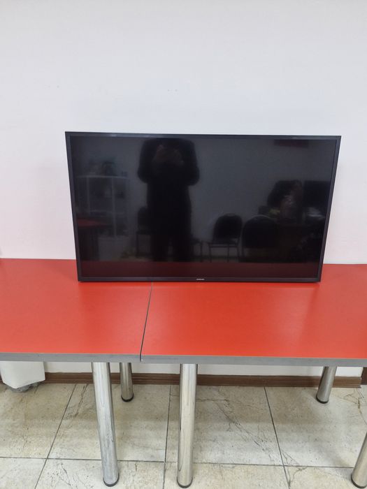 Телевизор samsung в отличном состоянии  диагональ 80см с кронштейно