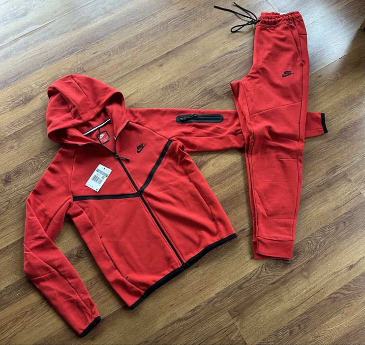 Мъжки,памучен,червен екип Nike с активен,заден джоб на долнището