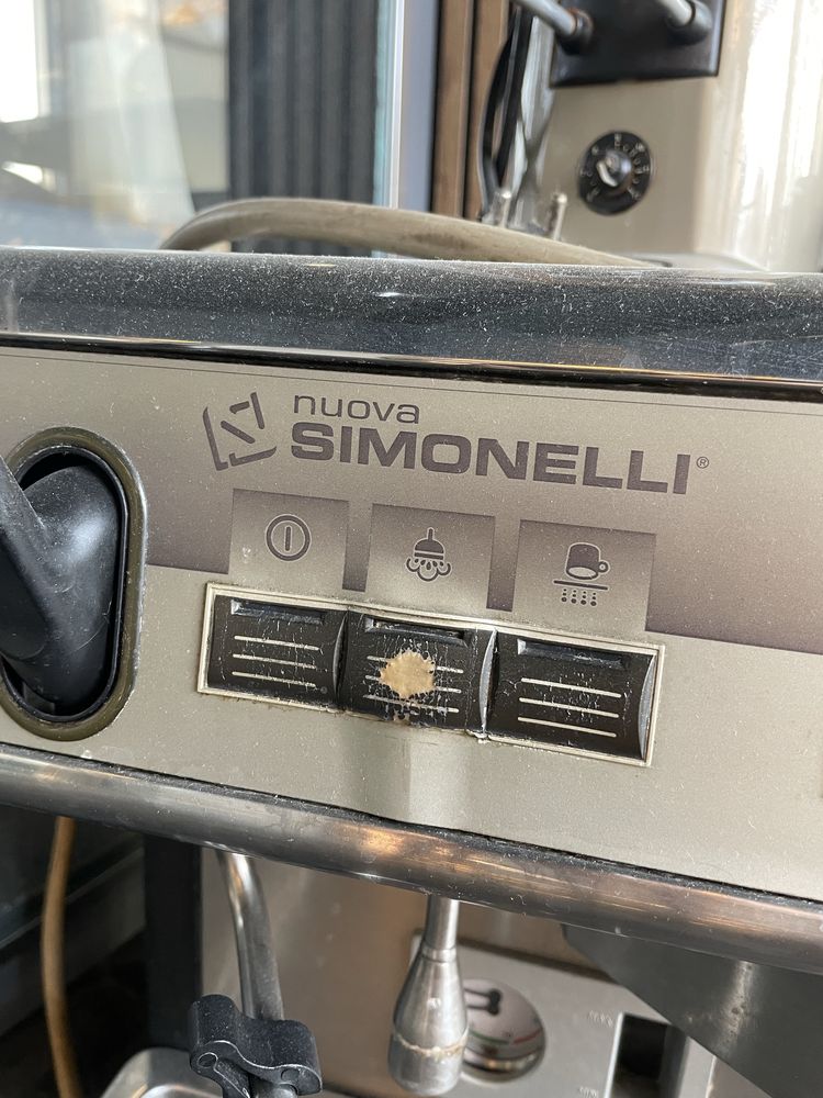 ПРОДАЮ профессиональную кофемашину NUOVA Simonelli-в хорошем состояний