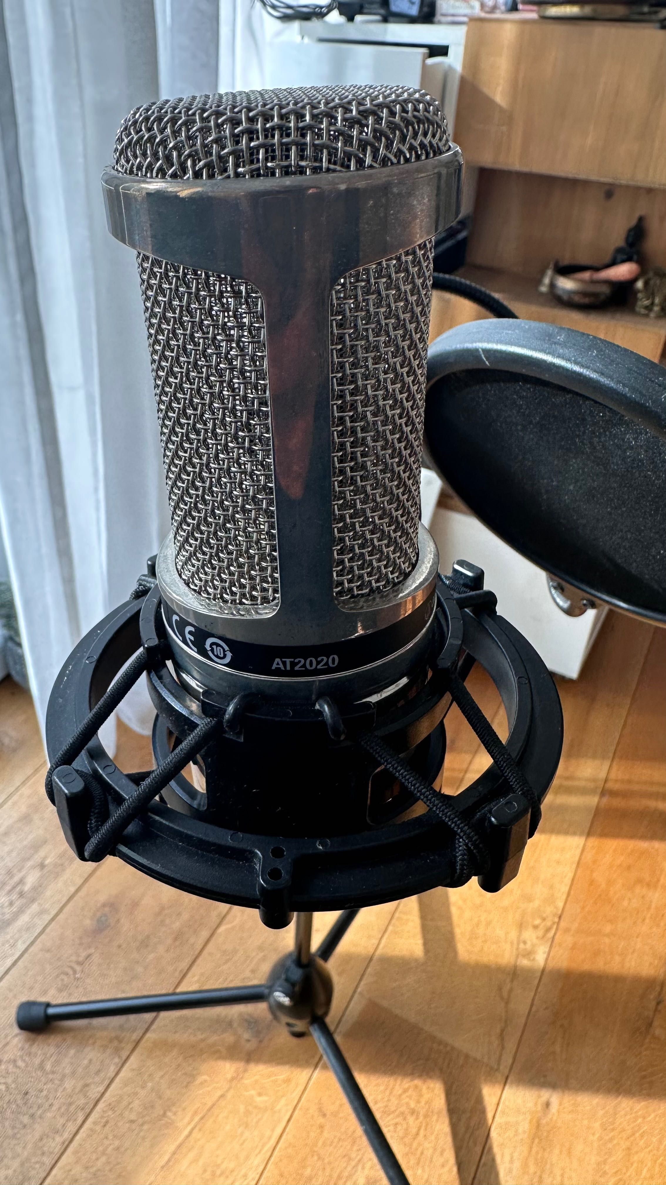 Студиен кондензаторен микрофон Audiotechnica AT2020 P48 със стойка