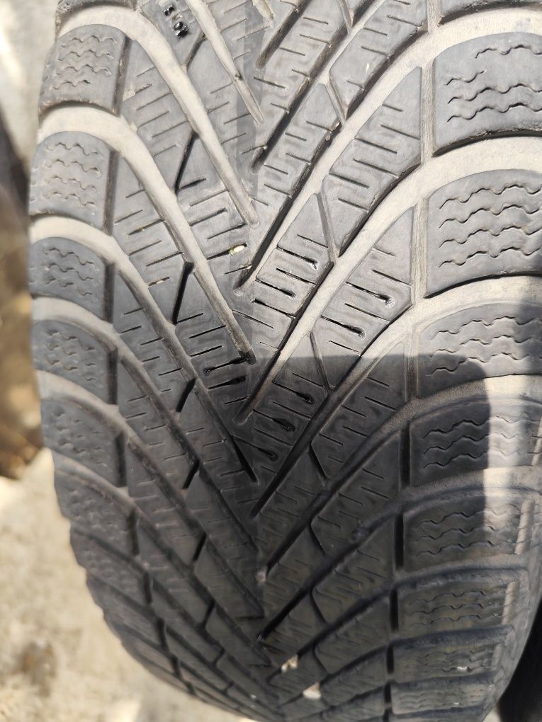 Зимни гуми Pirelli 185 60 15 два броя +4 летни подарък