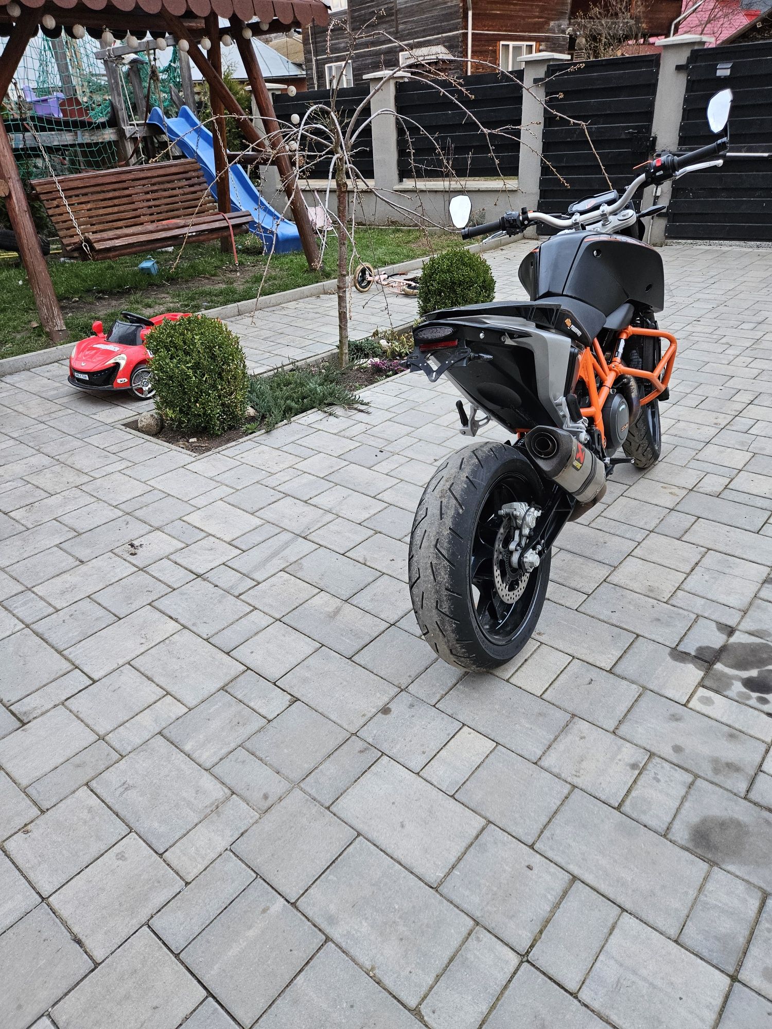 Ktm    690.  Duke