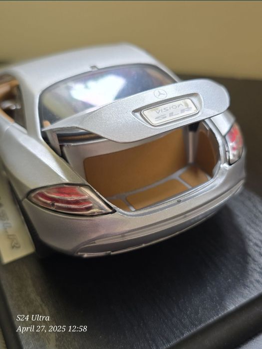 Vând macheta 1/18 Mercedes Vision SLR