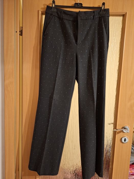 Pantaloni cu pietre aplicate