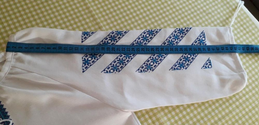 Cămașă tradițională cusută pe panza de casă