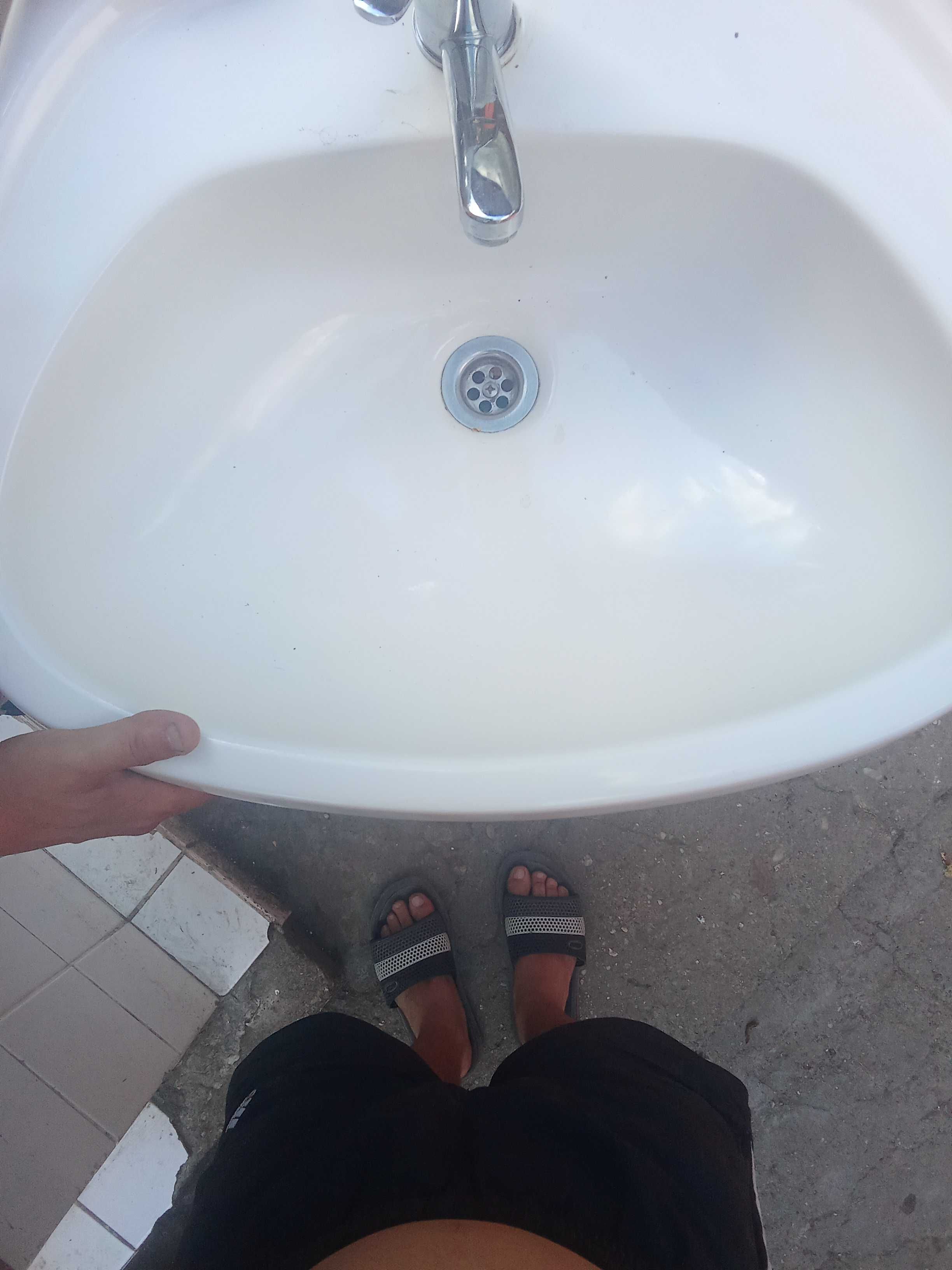 Vând chiuveta cu suport și baterie