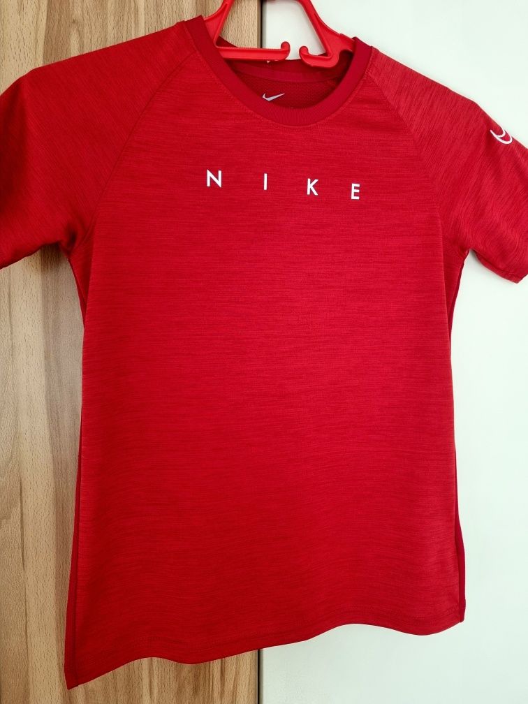 Детска червена тениска Nike 137-147