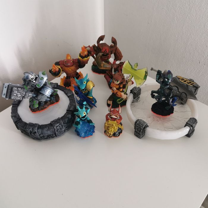 8 figurine skylanders plus 2 portaluri ps3 și Xbox