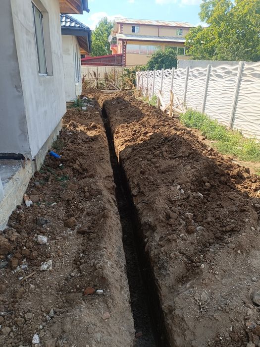 Închiriez miniexcavator cu picon