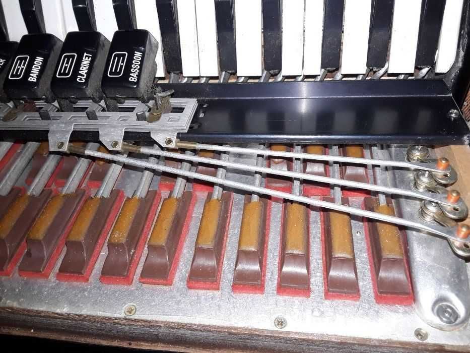 Vīnd acordeon italian grif B pentru conservator 120 basi și pt midi.