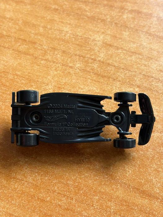 Колекционерска Формула 1 количка Kick от HotWheels сезон 24/25