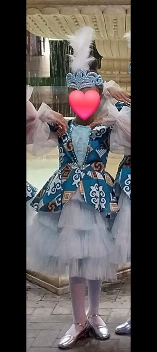 Қазақша көйлек. Тақиясымен және диадемасымен.
