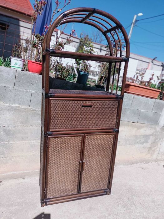 Corp mobilă din lemn masiv. ratan și bambus