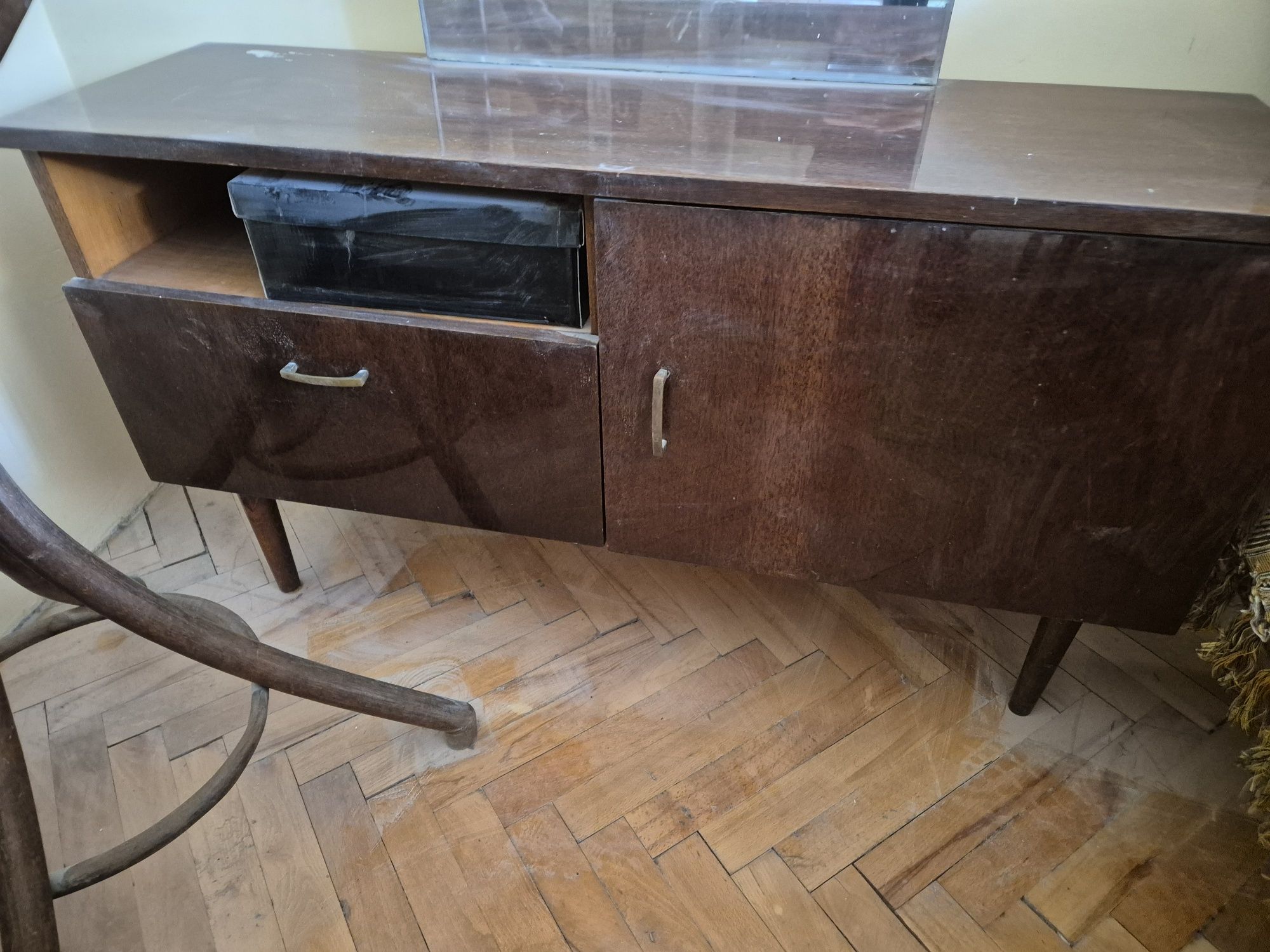 Тоалетка с огледало