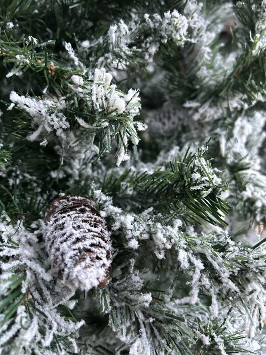 Brad artificial cu zapadă