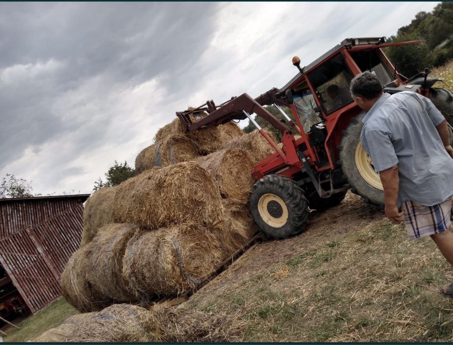 Vând baloti rotunzi
