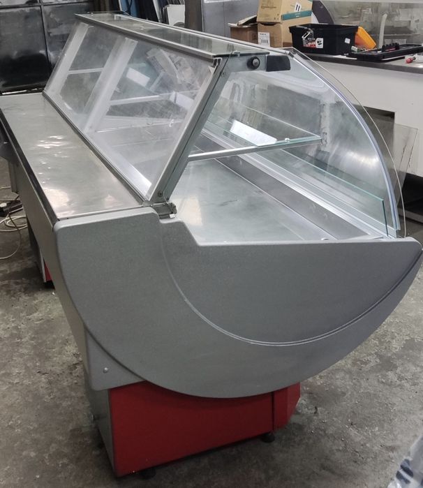 Хладилна щандова витрина