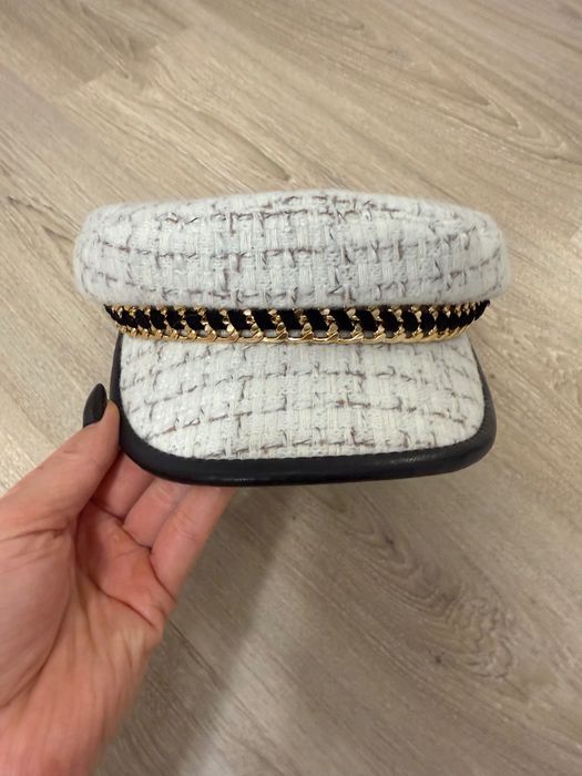 Нова, Модерна шапка, букле