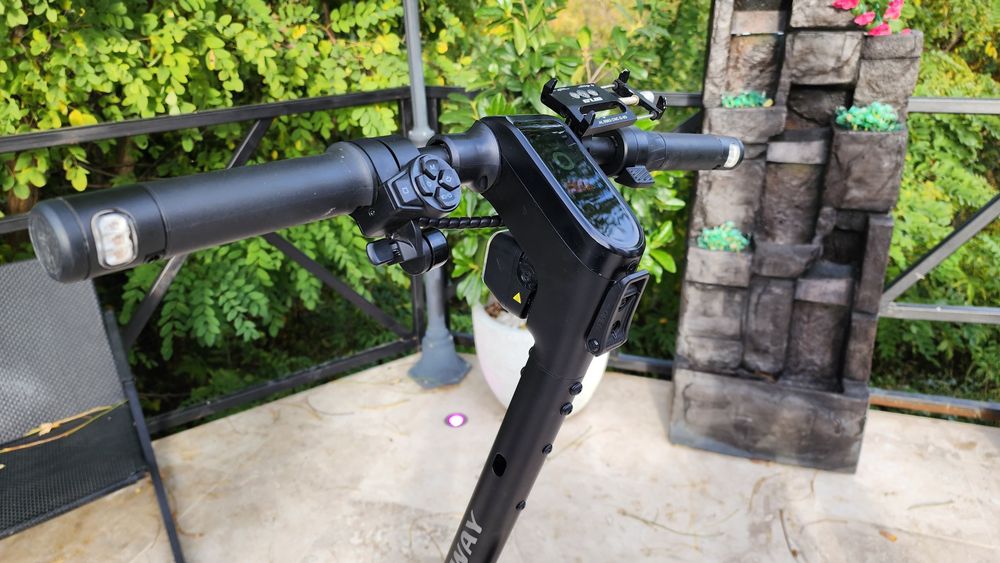 Vand trotineta electrica segway ninebot f3, cu cască.