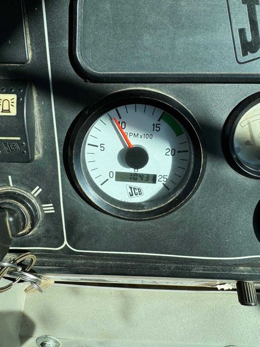 Schimb buldoexcavator JCB 3CX cu miniexcavator JCB 3,5to an maxim 2010