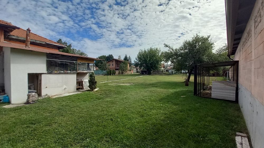 Къща с голям двор