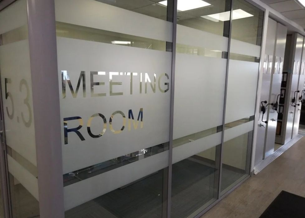 Оклейка стёкол, окон, перегородок матовой и смарт плёнкой.