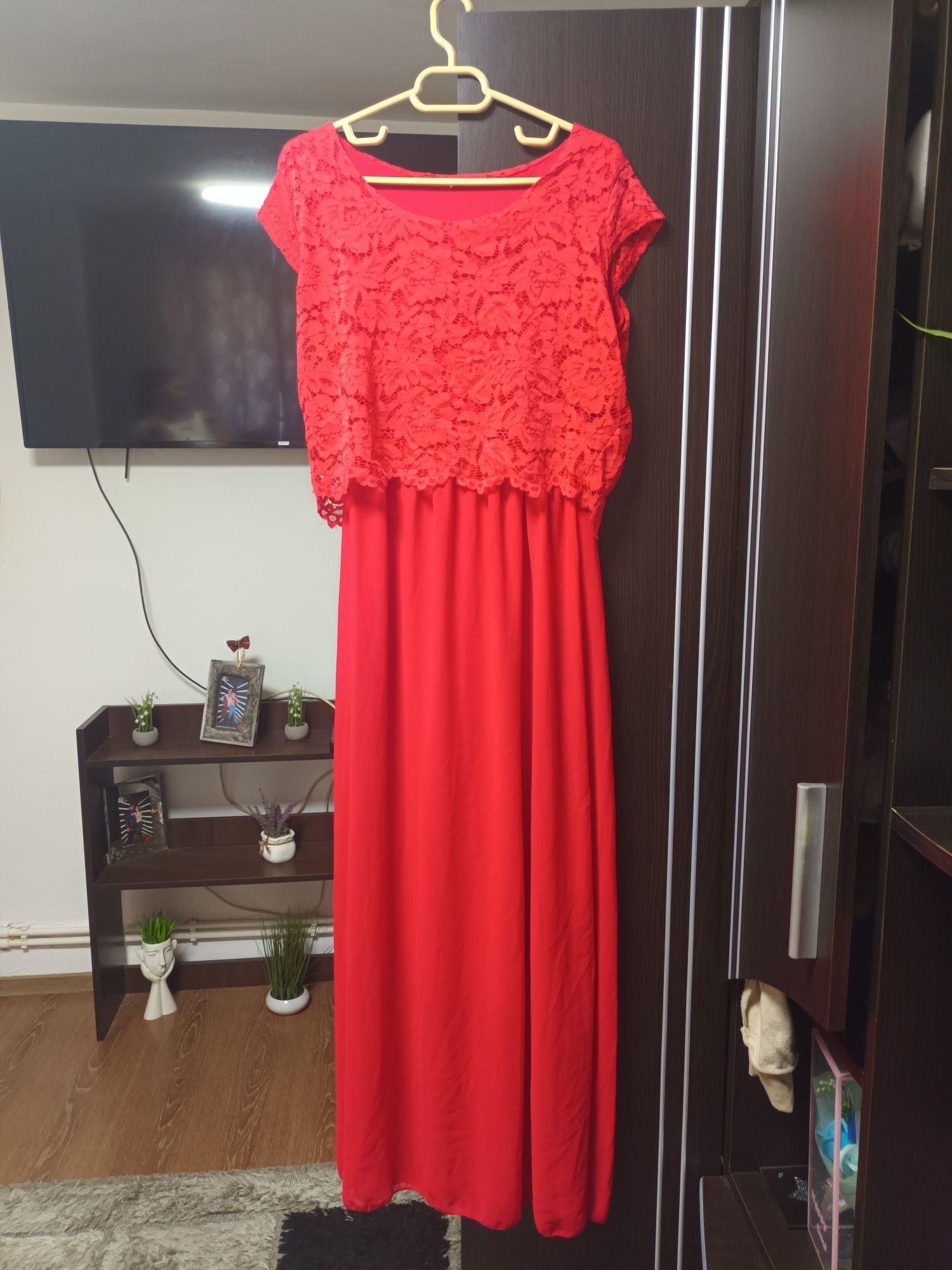 Vand rochi elegante pentru evenimente speciale