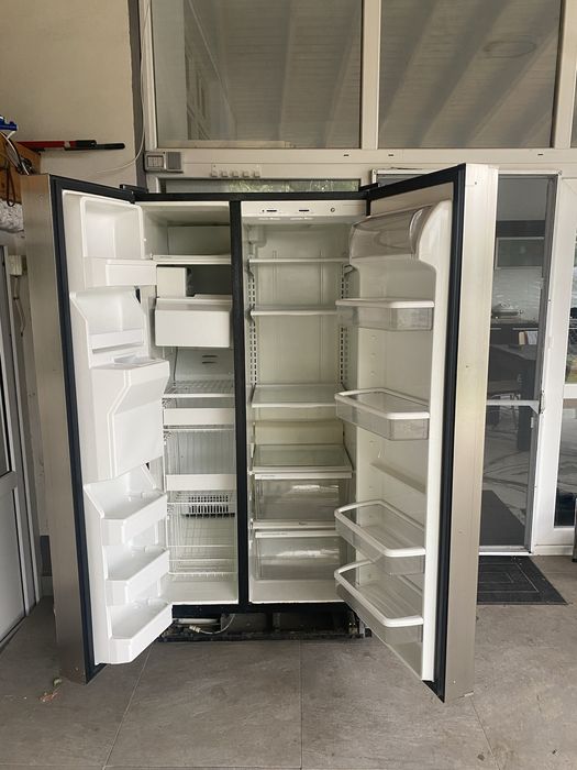 Frigider side by side