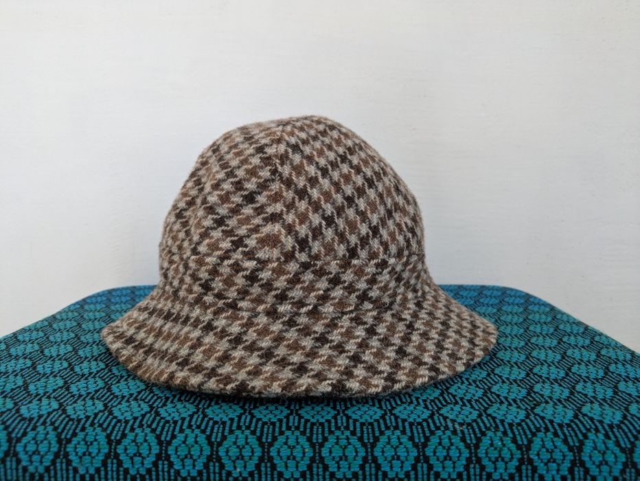 Вълнена кафява шапка с периферия