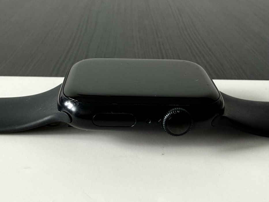 Apple Watch Series 8 (45 mm) + допълнителни каишки