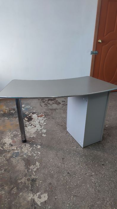 Стол для секреторя или рецепшин