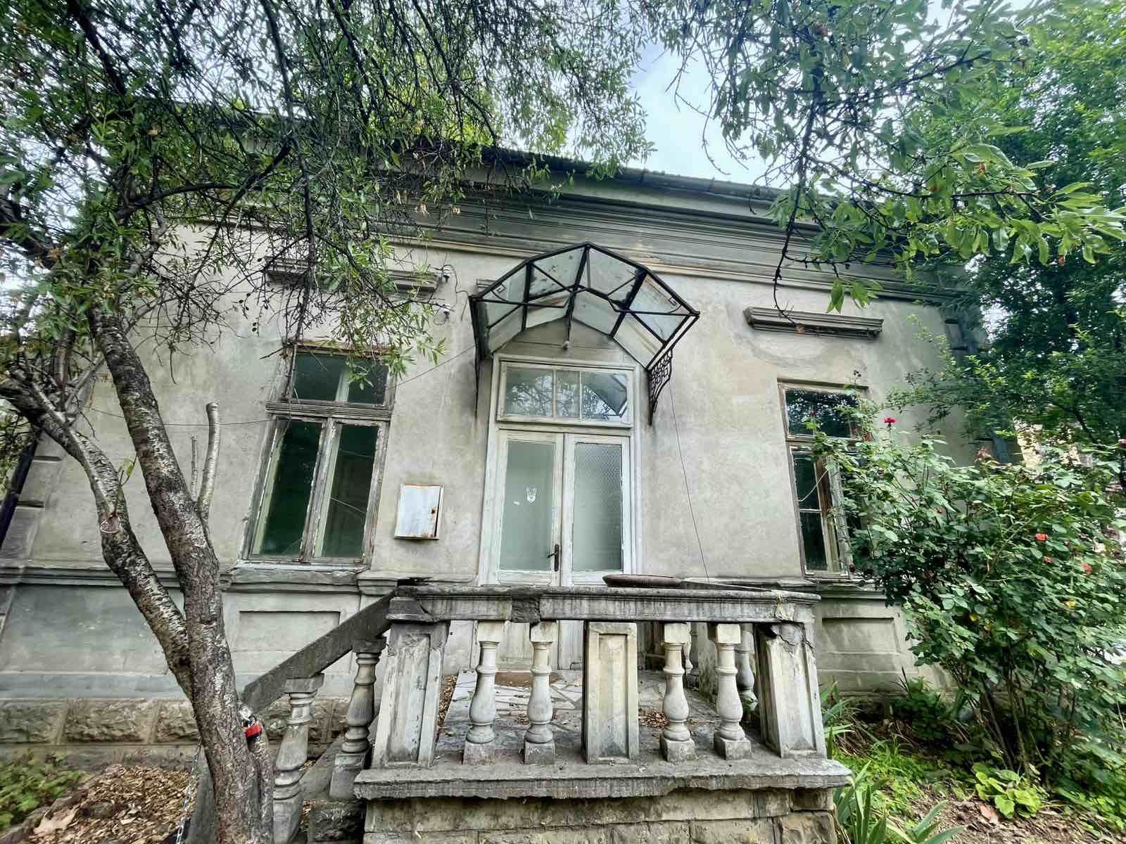 Къща 200 кв + двор 427 кв