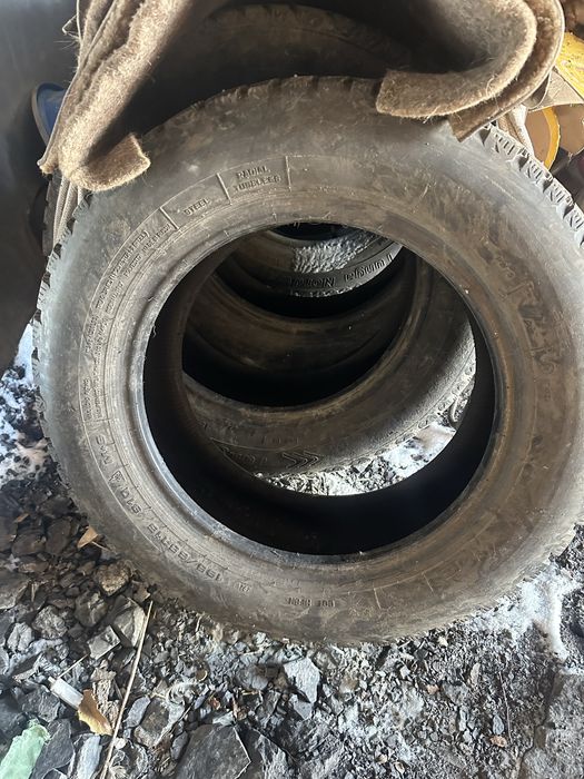 Продам шины 15 размер в хорошем состоянии 195 на 65 зимние шипованные