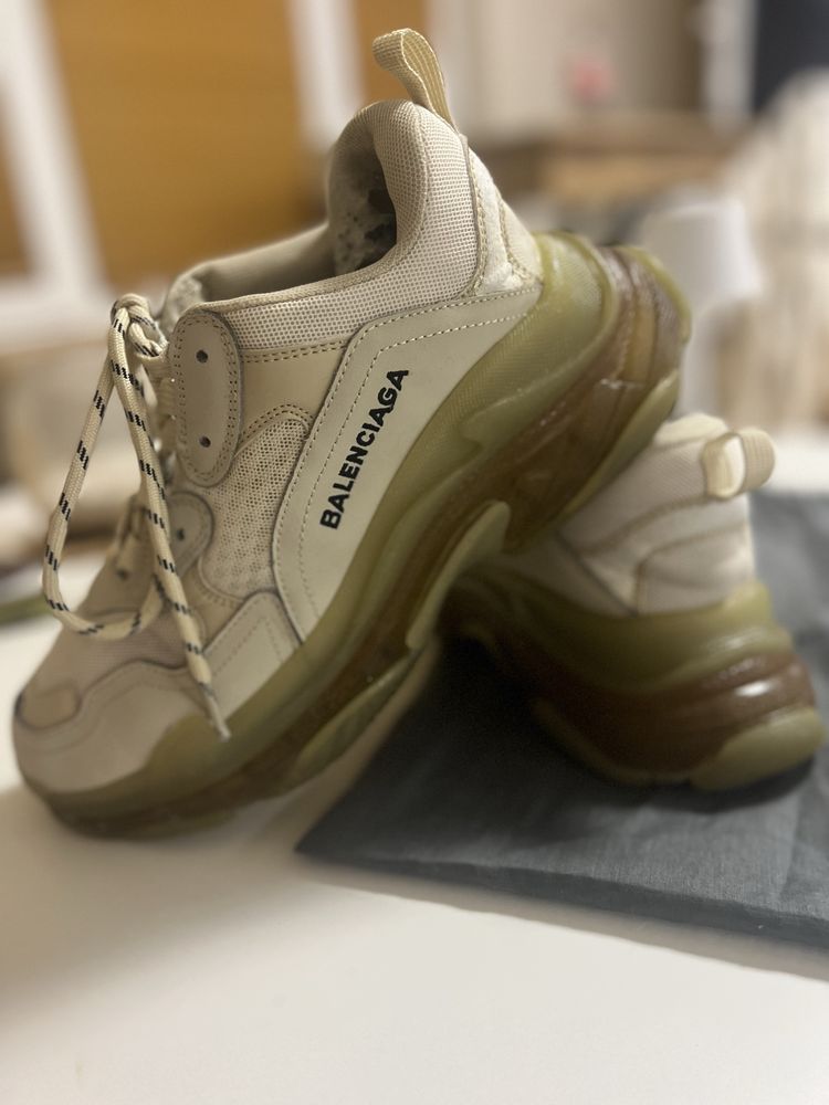 Balenciaga triple s кецове в бежово размер 40