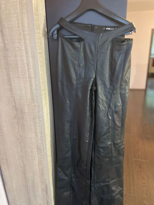 Кожен панталон с крачол тип чарлстон и разрези в талията