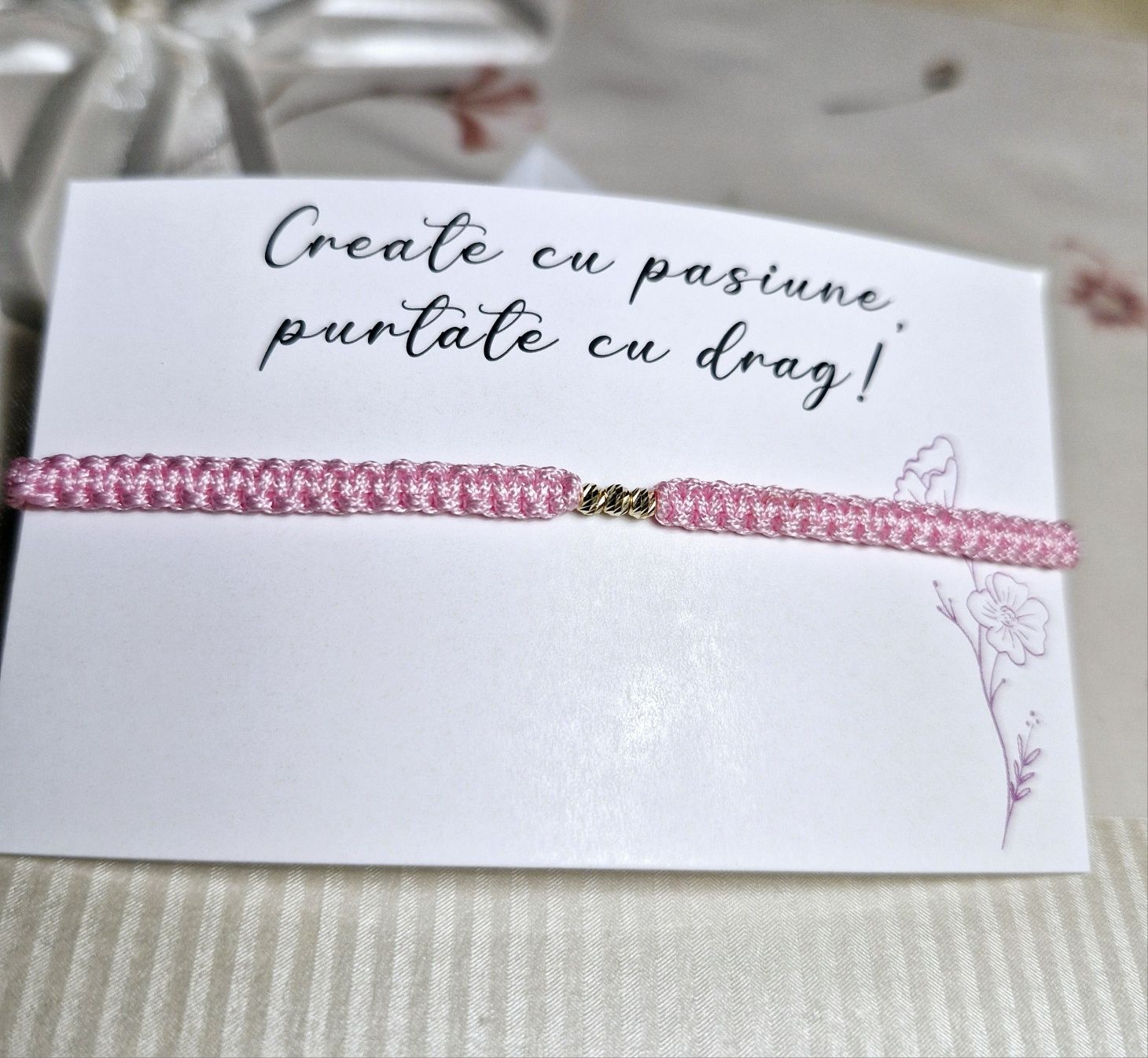 Bratara impletita cu bilute din aur si snur ajustabil.
