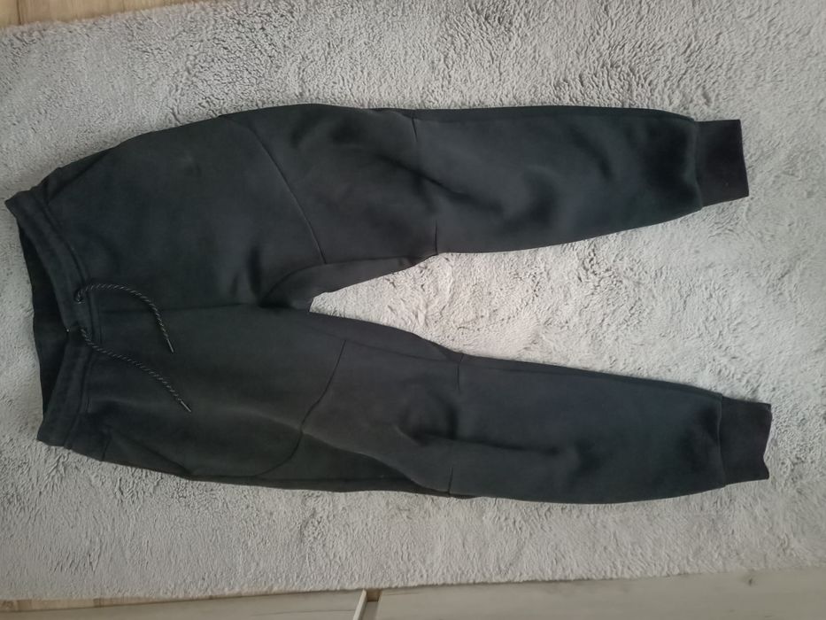 pantaloni de tech