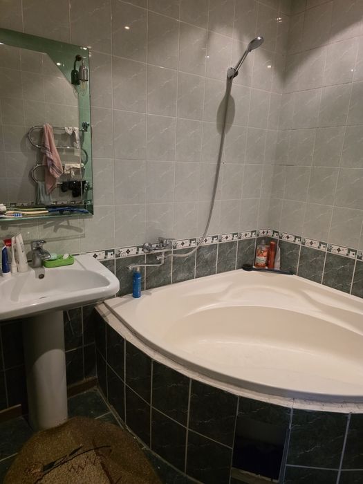 Продаётся  2- х комнатная квартира.  КИБРАЙ. Центр.