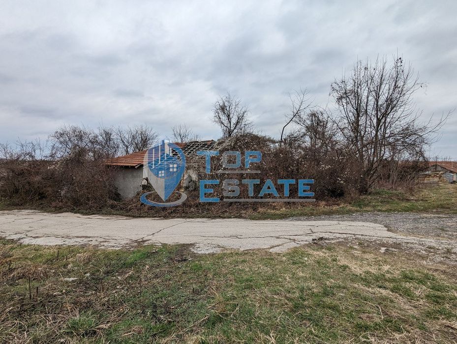 Парцел със стара къща в село Орловец