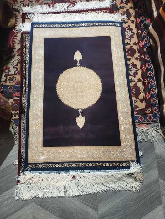 Ипак гиламлар сотилади