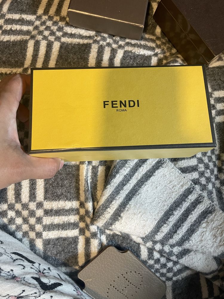 Продам коробки Fendi