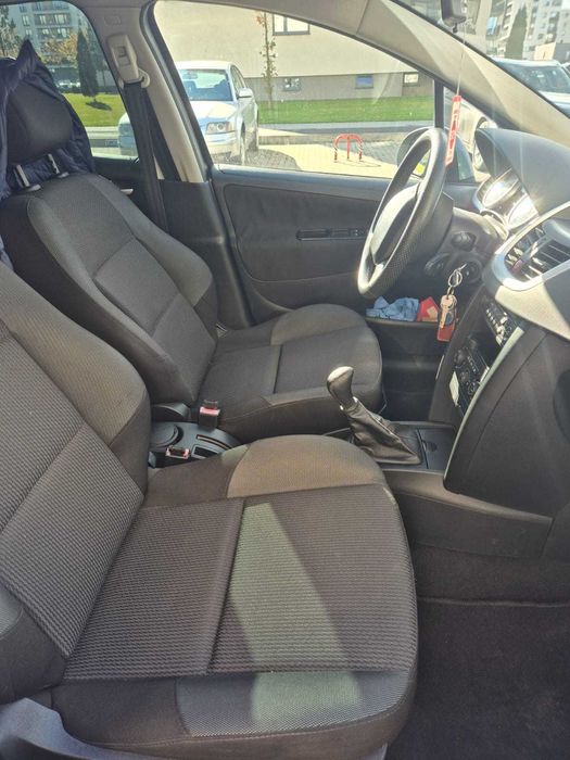 Proprietar vând Peugeot 207 1.4 HDI.