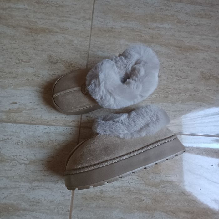 Ghete pufoase la modă bej diferite mărimi .Preț 50 lei