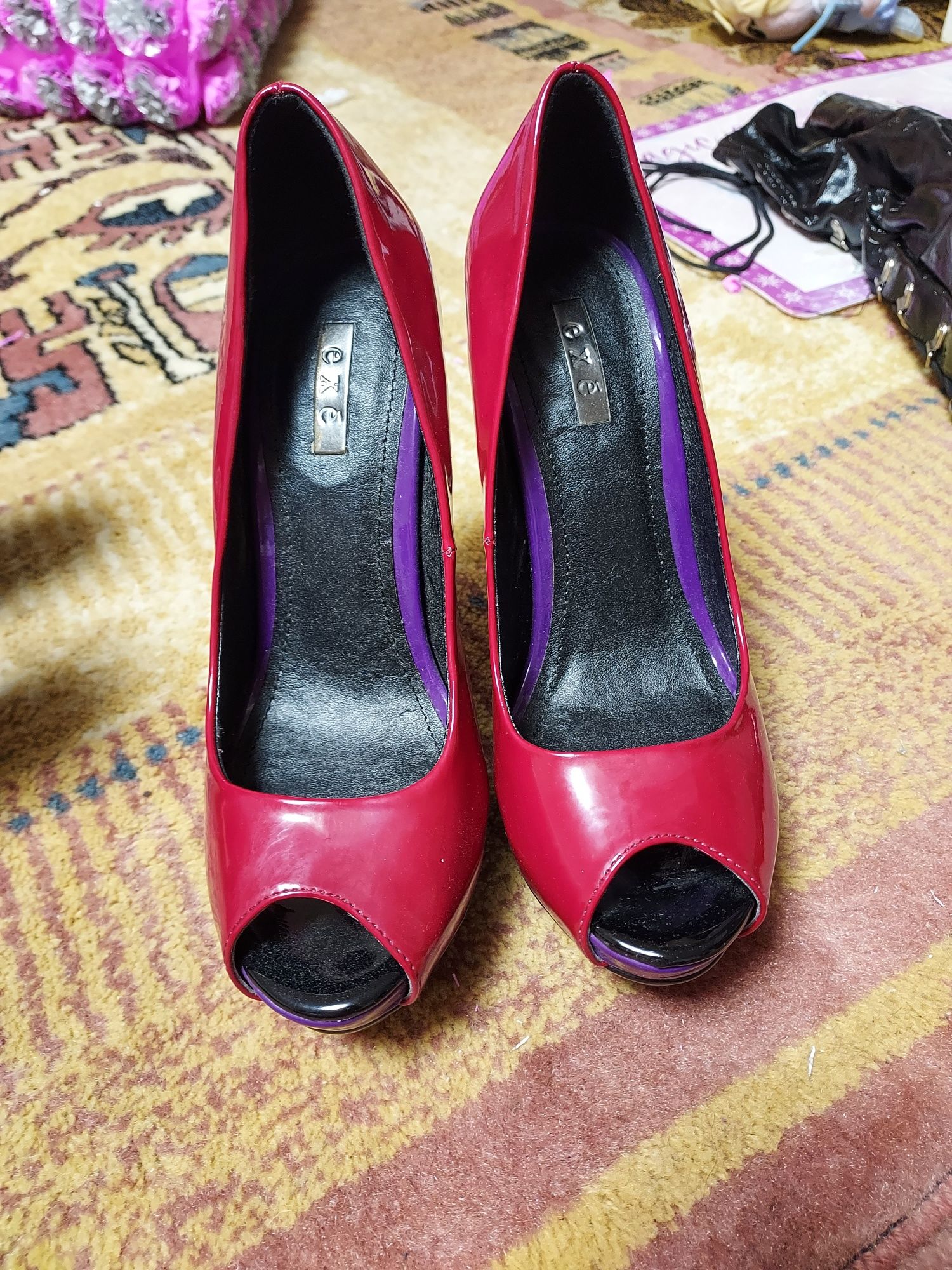 Pantofi cu toc roșii